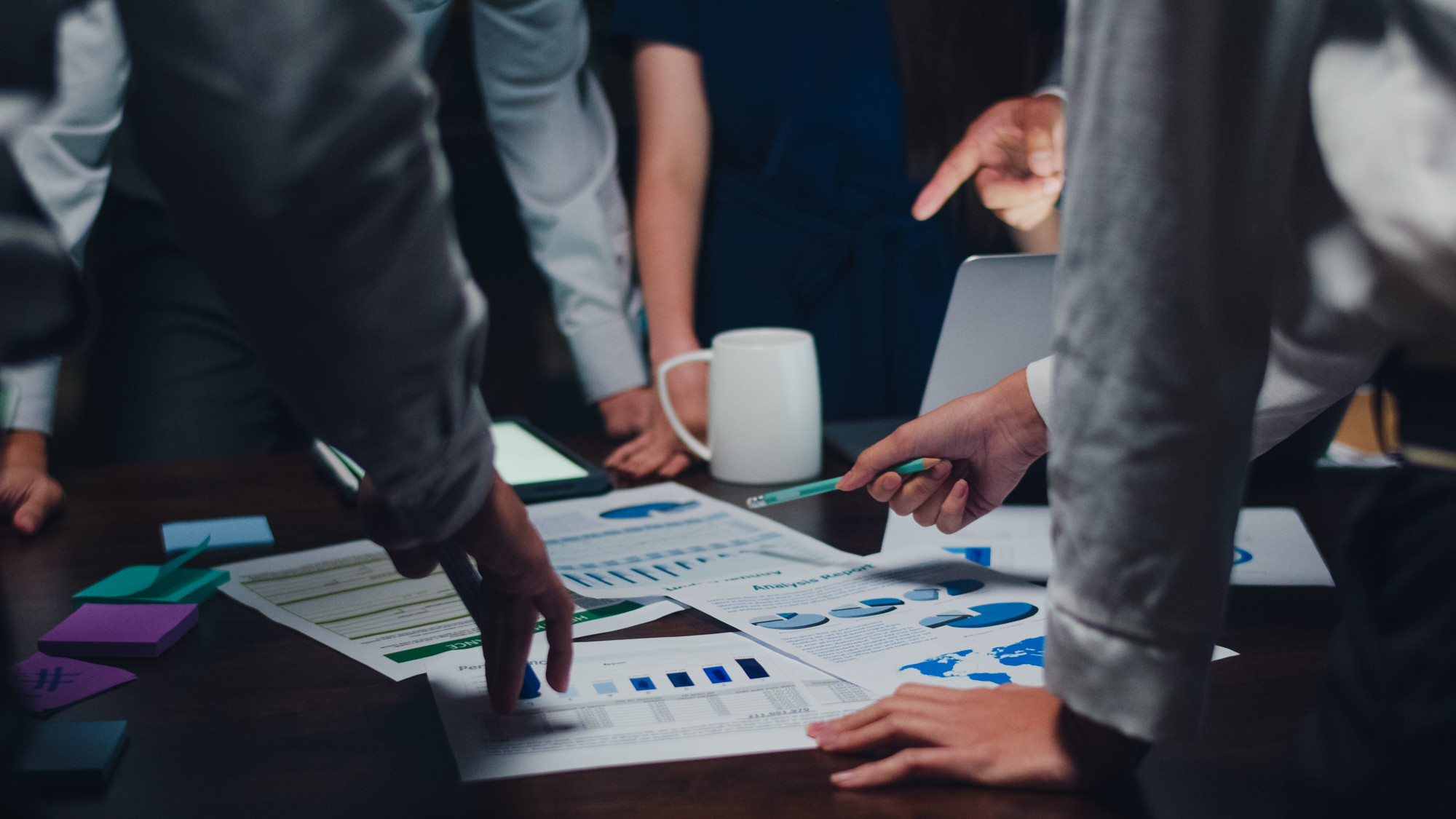 Equipe utilizando tecnologia e inteligência artificial no negócio